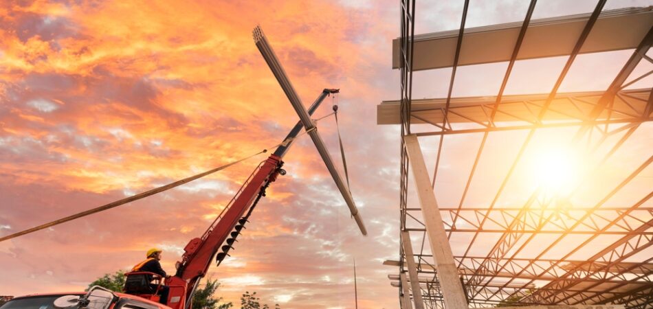 Workers,install,new,roofs,using,mobile,cranes.,raise,the,metal